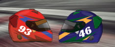 Dos cascos de moto, uno con el número 93 y otro con el número 46