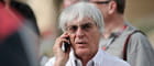 Primer plano de Bernie Ecclestone hablando por teléfono.