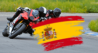 Un piloto de motociclismo con el número 93 en carrera y la bandera de España