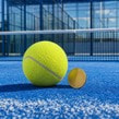 Pista de pádel con una pelota y una moneda
