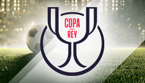 Logo de la Copa del Rey sobre un campo de fútbol.