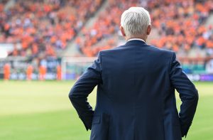 Uno de los mejores entrenadores de fútbol español en un estadio.