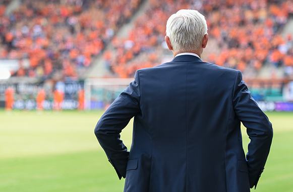 Uno de los mejores entrenadores de fútbol español en un estadio.