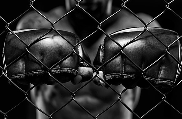 Luchador de UFC mostrando sus guantes.