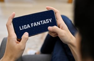 Persona descubriendo qué es una Liga Fantasy y empezando a jugar en ella.