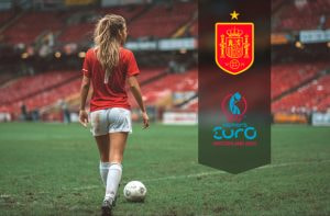 Futbolista, escudo de la selección española y logo de la EURO femenina 2025.