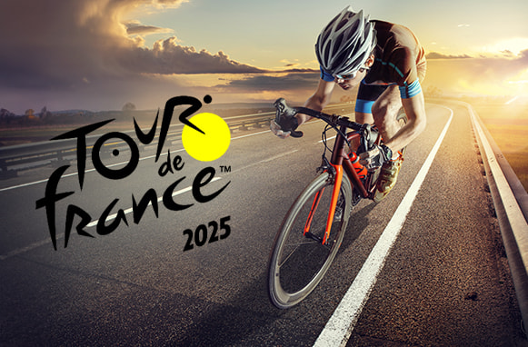 Un ciclista con maillot amarillo junto al logo del Tour de Francia.
