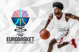 Jugadores de baloncesto junto al logo del EuroBasket 2025 de la FIBA.
