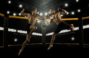 Dos luchadores de artes marciales mixtas celebrando un combate de UFC.