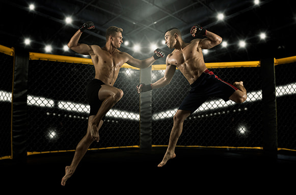Dos luchadores de artes marciales mixtas celebrando un combate de UFC.