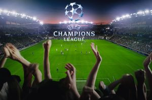 Un estadio de fútbol lleno junto al logo de la Champions League.