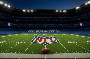 Un estadio representando la llegada de la NFL al Bernabéu, pelota de fútbol americano y logo del evento.