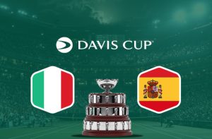 Trofeo de la Copa Davis, banderas italiana y española y una pista de tenis de superficie dura.