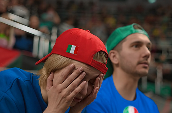 Aficionados en un estadio de fútbol preocupados porque no esté Italia en el Mundial 2026.