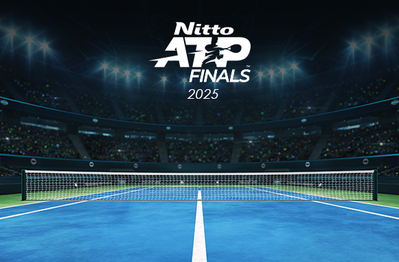 Pista de tenis de superficie dura y color azul con el logo de las Nitto ATP Finals 2025 superpuesto.