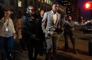 Terry Rozier, de espaldas ante una balanza de justicia y el logo de los Miami Heat.