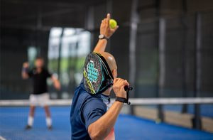 Dos parejas de jugadores practicando en una pista las nuevas reglas del pádel.