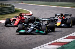 Varios coches de la parrilla de la Fórmula 1 2026 compitiendo en un circuito del Mundial.