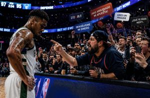 Una persona reclama directamente a un jugador en pista por sus apuestas en la NBA.