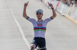 Tadej Pogacar celebrando su reciente cuarta victoria en la clásica Lieja-Bastoña-Lieja.